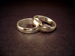 Image of 2 rings to show the costs of our Divorce Lawyers.
